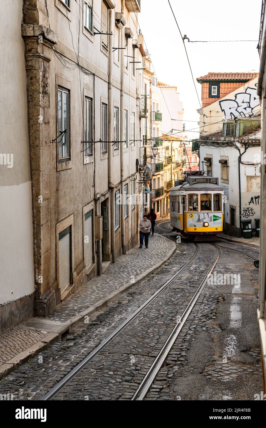 I famosi tram di Lisbona mentre si spostano attraverso la vecchia strada di Lisbona Foto Stock