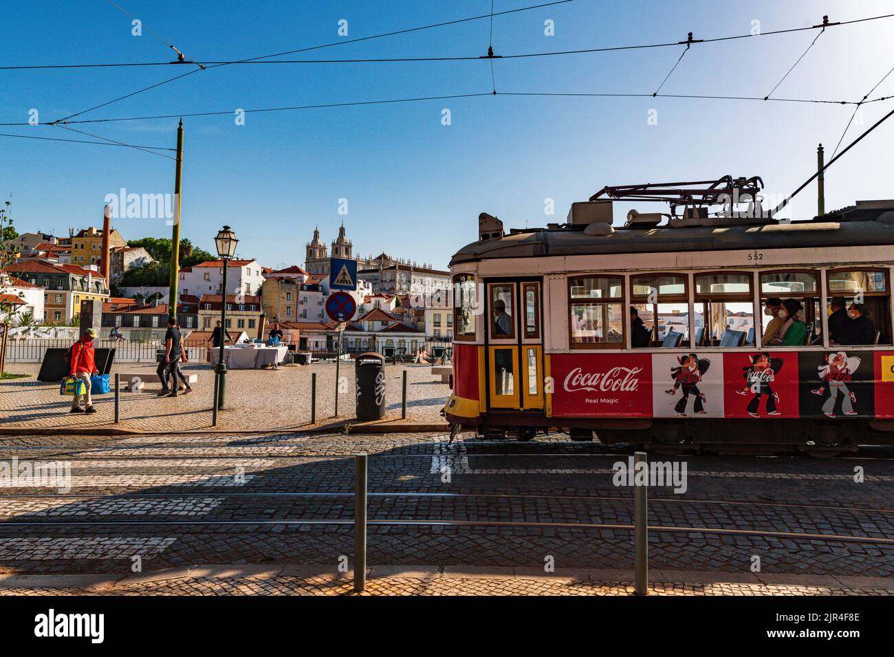 I famosi tram di Lisbona mentre si spostano attraverso la vecchia strada di Lisbona Foto Stock