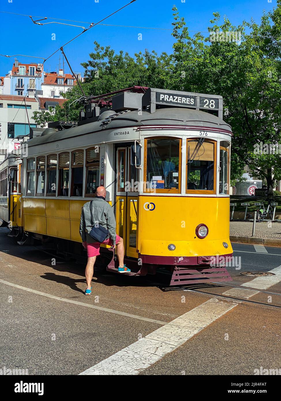 I famosi tram di Lisbona mentre si spostano attraverso la vecchia strada di Lisbona Foto Stock