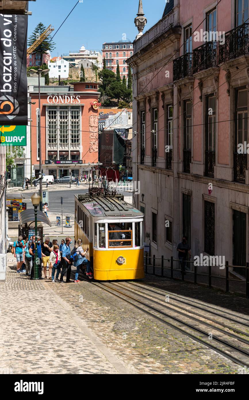 I famosi tram di Lisbona mentre si spostano attraverso la vecchia strada di Lisbona Foto Stock