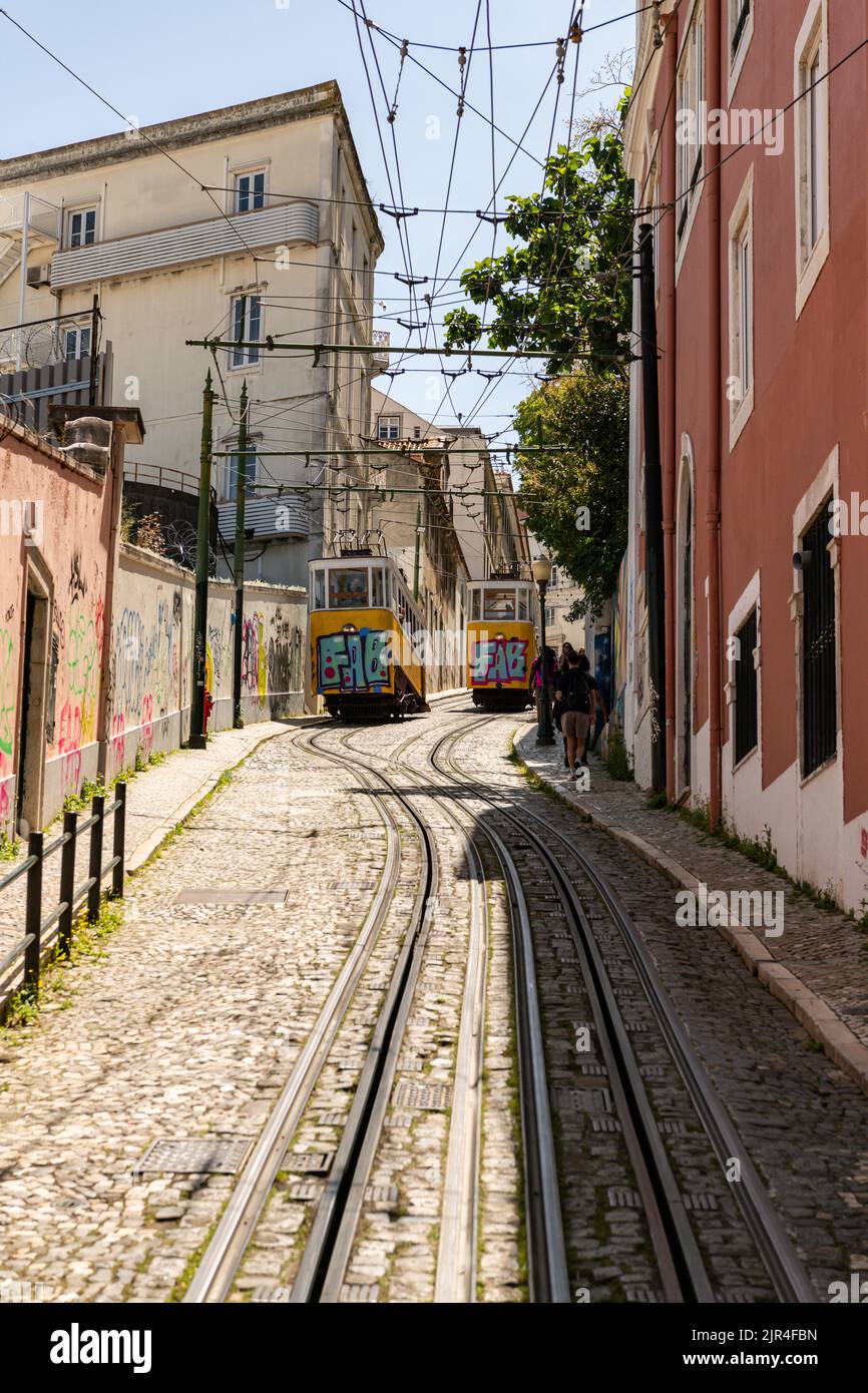 I famosi tram di Lisbona mentre si spostano attraverso la vecchia strada di Lisbona Foto Stock
