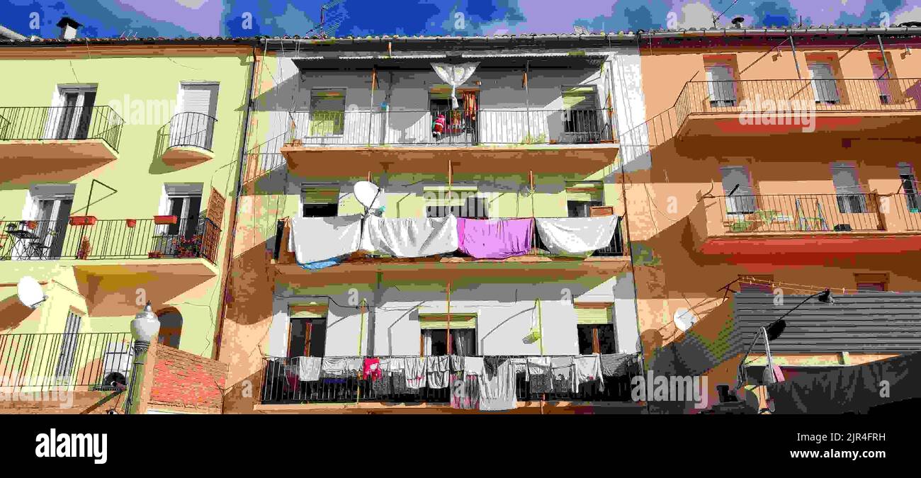 Vestiti recentemente lavati e messi ad asciugare sui balconi delle facciate degli edifici sulla strada Foto Stock