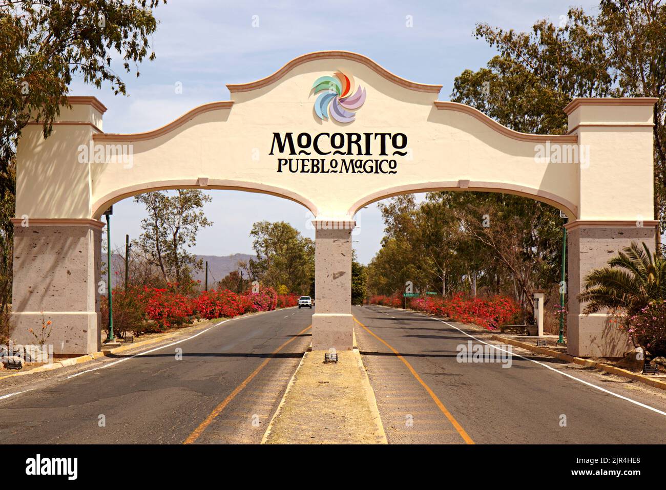 Un arco su strade asfaltate, che indica l'ingresso alla città di Mocorito, Messico Foto Stock