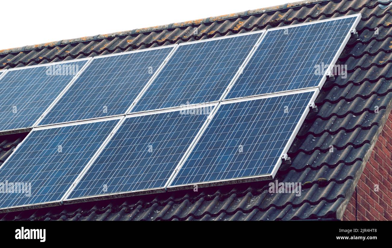 Primo piano dei pannelli solari sul tetto alla luce del sole Foto Stock