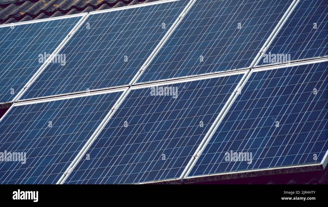 Primo piano dei pannelli solari sul tetto alla luce del sole Foto Stock