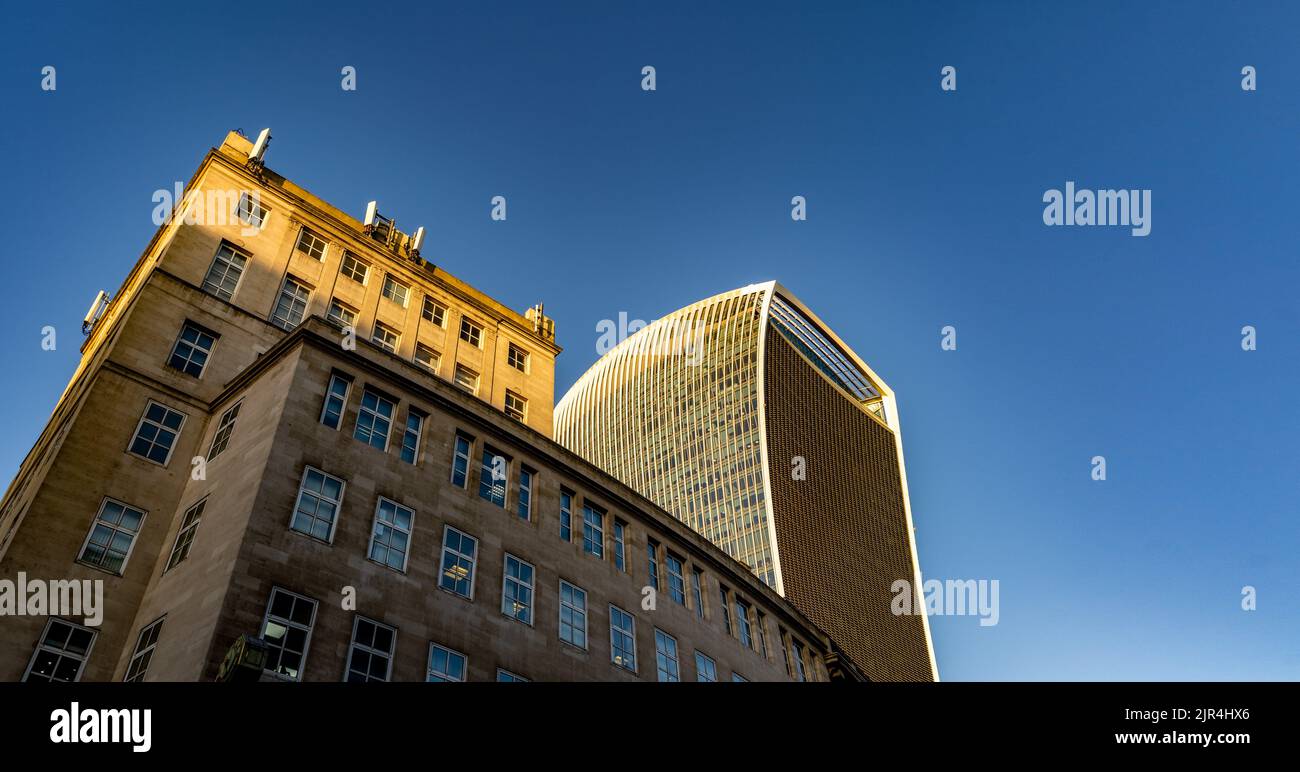 Walkie Talkie Tower dietro gli edifici Stone Office in Sunset Light Foto Stock