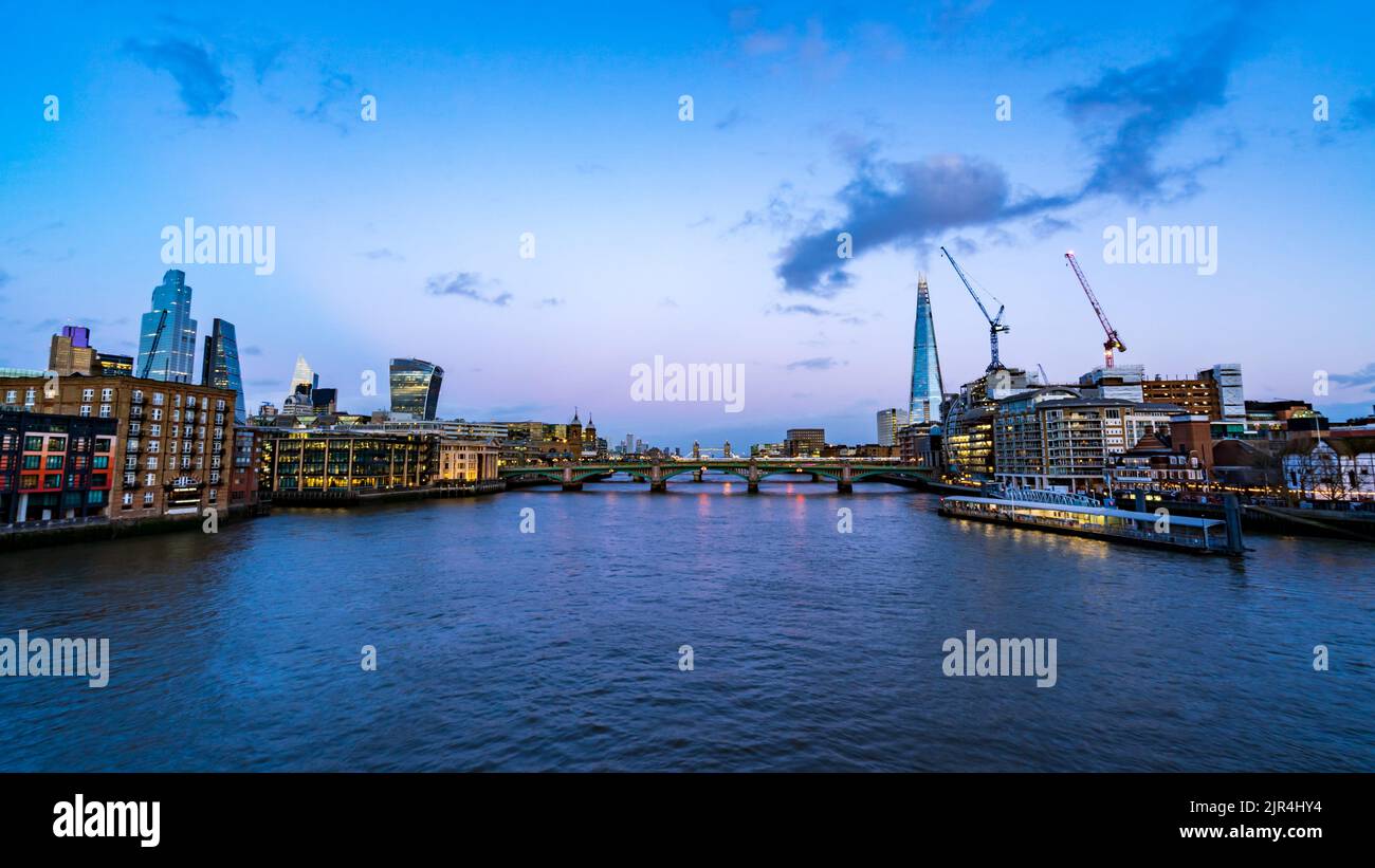 Skyline della città di Londra e fiume Tamigi al tramonto Foto Stock