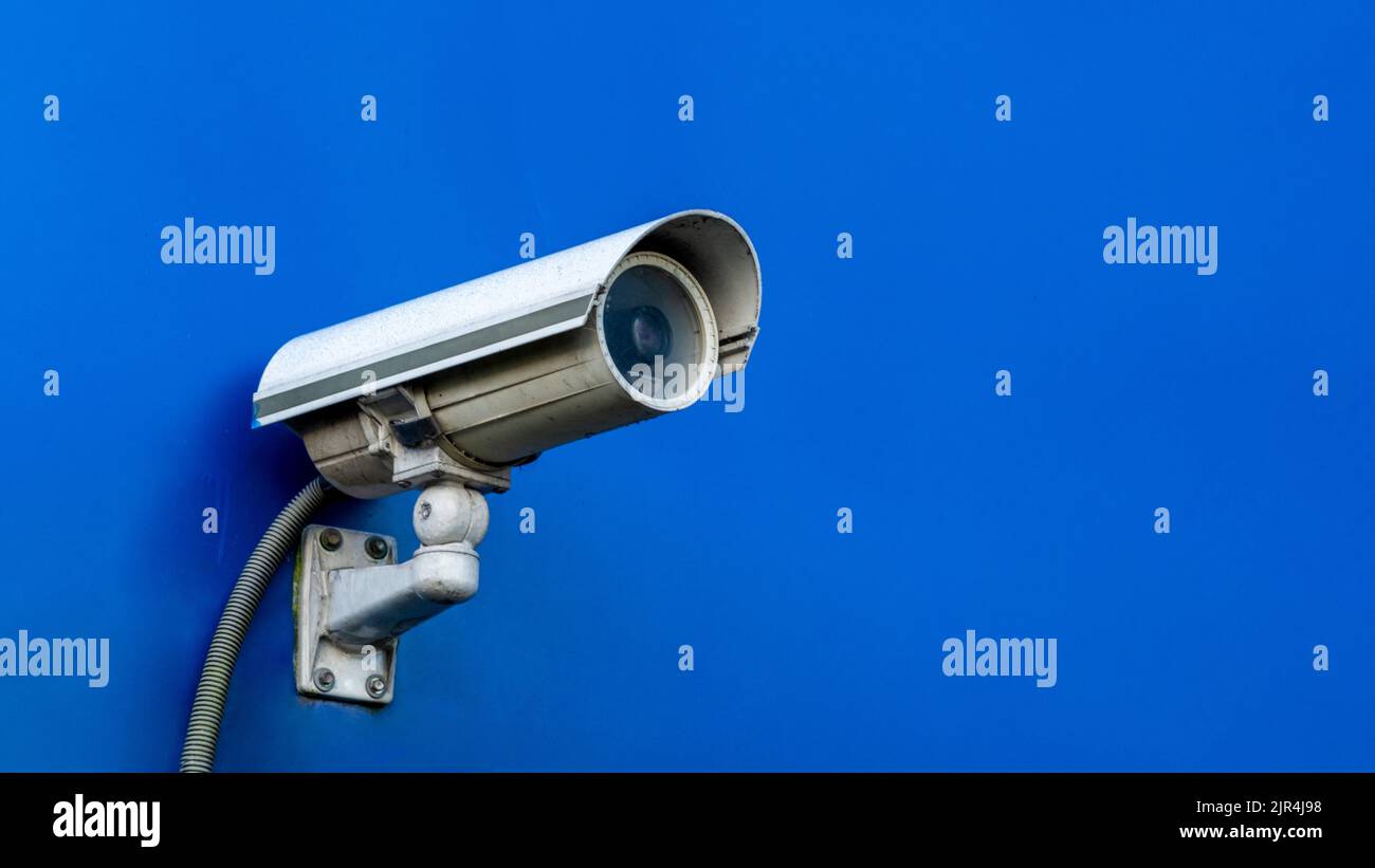Telecamera di sicurezza CCTV sulla parete blu Foto Stock