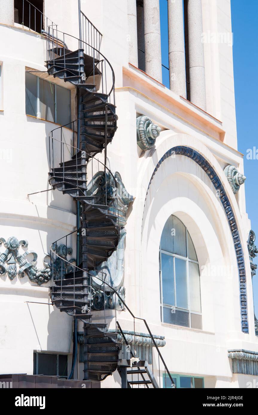 Uno scatto verticale di una scala a chiocciola sulla facciata di un edificio Foto Stock