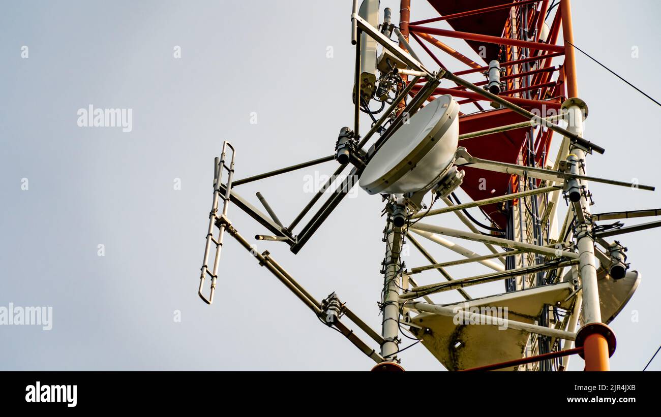 Torre per telecomunicazioni con antenne e piatti Foto Stock