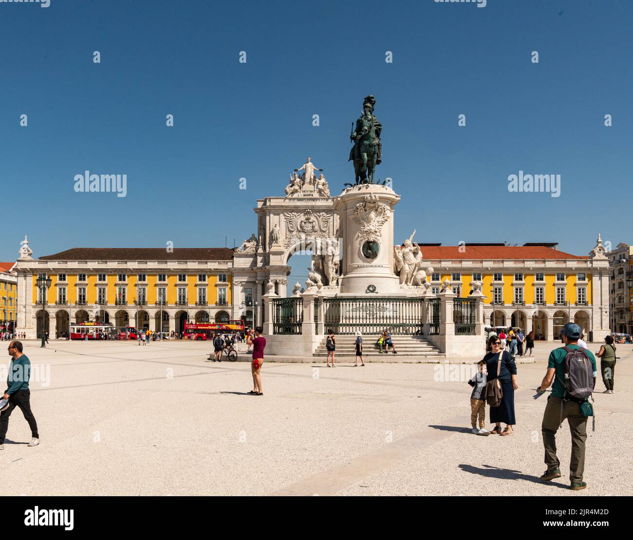 Il Praca do Comercio (Commerce Plaza) è una grande piazza affacciata sul porto, nella capitale del Portogallo, Lisbona Foto Stock