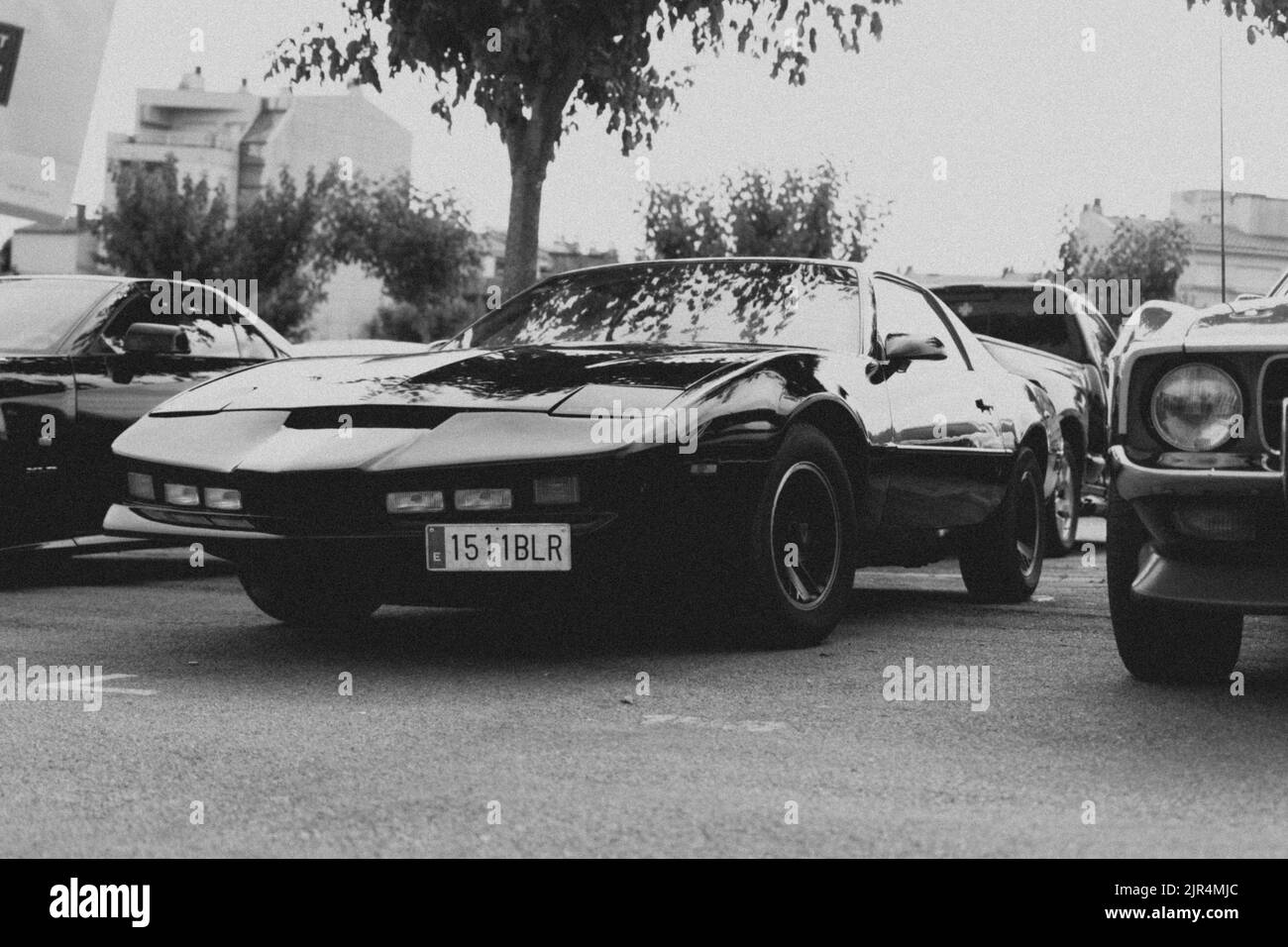 Una foto in scala di grigi di Pontiac Firebird Trans AM in un parcheggio d'epoca a Spa Foto Stock