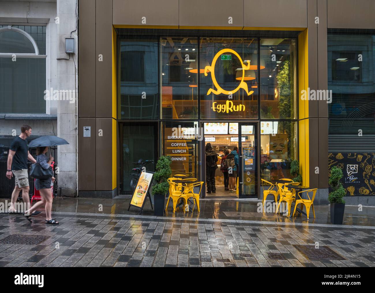 Eggrun, un ristorante e piatti da asporto su Fish Street Hill, offre pasti a base di uova e panini. Città di Londra, Inghilterra, Regno Unito Foto Stock