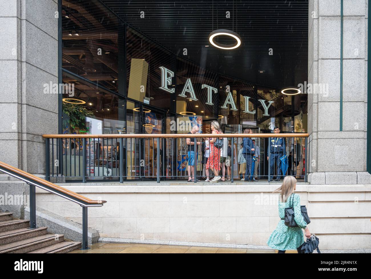 Persone raggruppate all'ingresso del ristorante italiano Eataly, bar e mercato alimentare. Bishopsgate, Londra, Inghilterra, Regno Unito Foto Stock