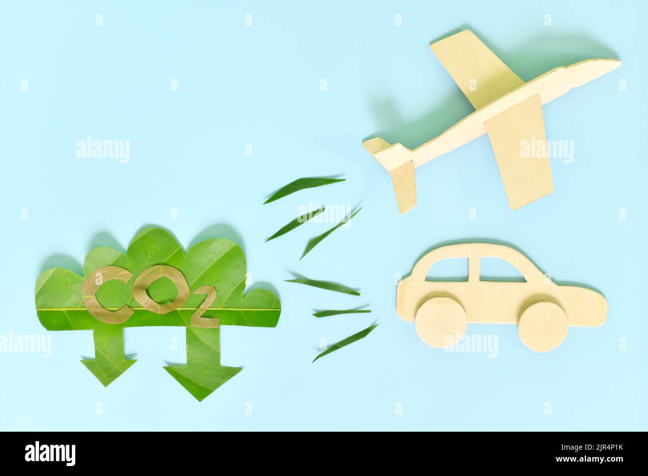 Trasporto aereo e terrestre o settore dei trasporti concetto di riduzione delle emissioni di carbonio. Aeroplano e auto che rilasciano basso CO2 icona verde foglia ritaglio. Foto Stock