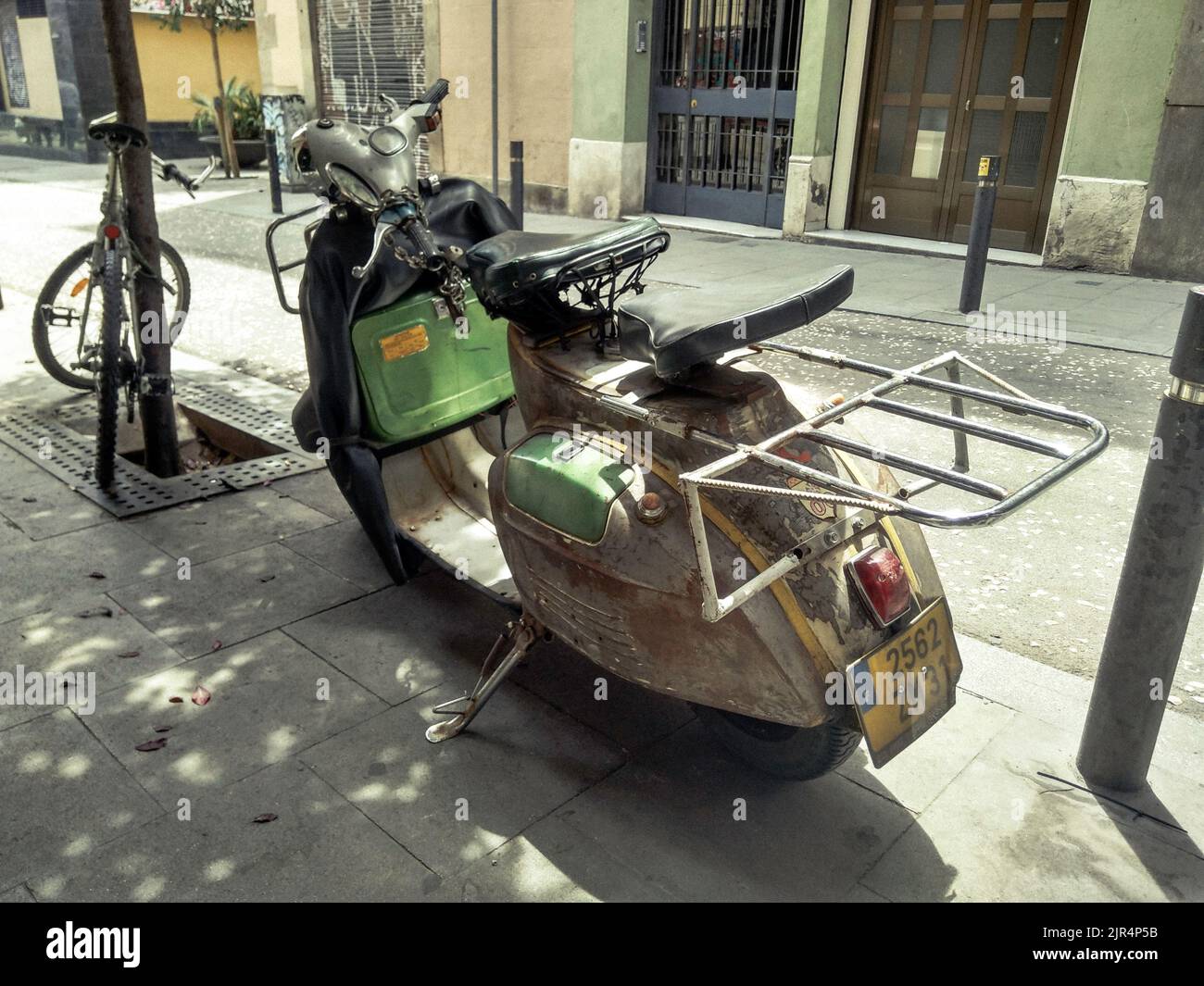 Un primo piano di un classico Piaggio Vespa scooter sulla strada Foto Stock