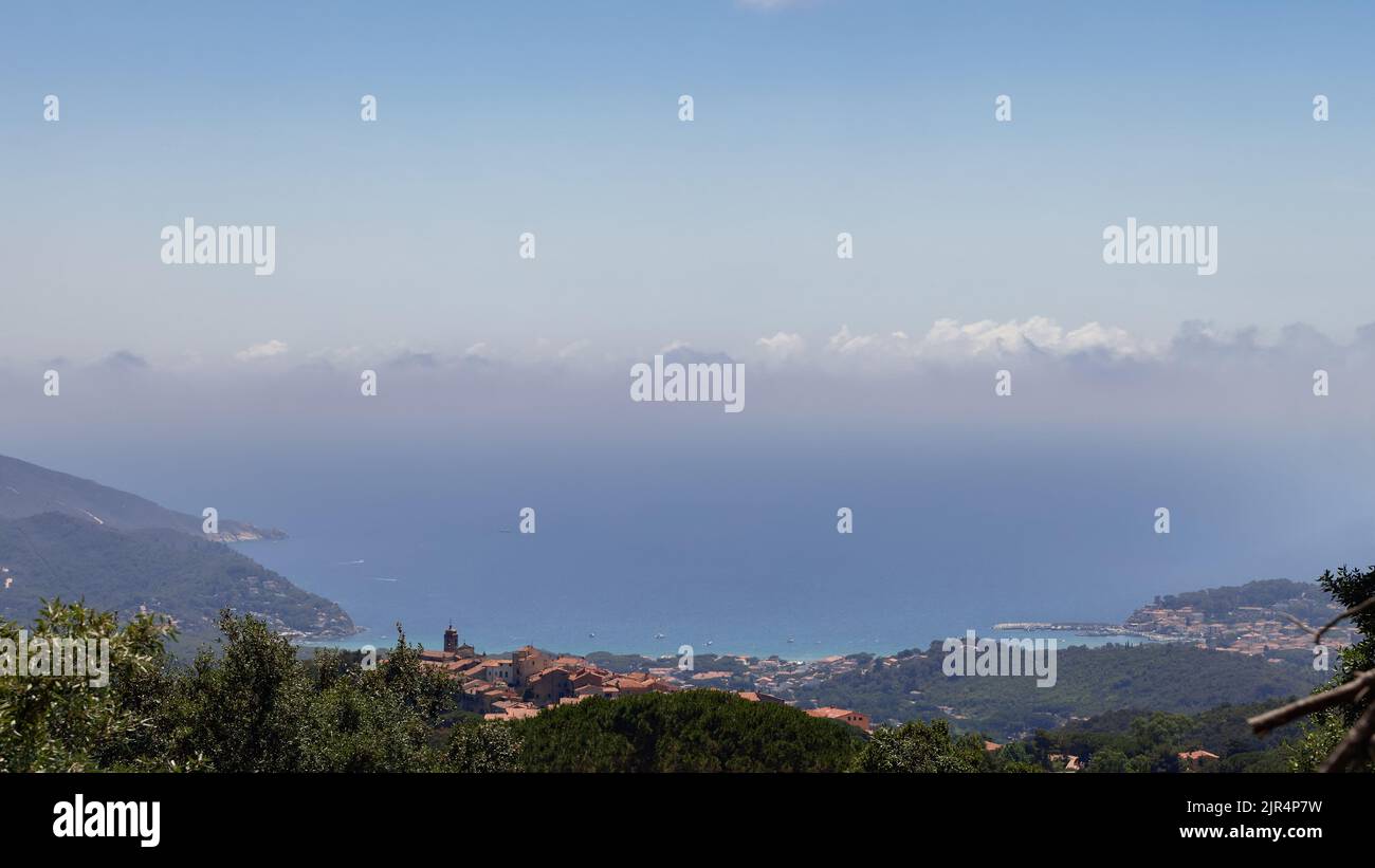 Borgo medievale di Sant'Ilario sulla tranquilla collina al centro del Monte Perone, con una vista mozzafiato sul golfo di Marina di campo. Elba Foto Stock