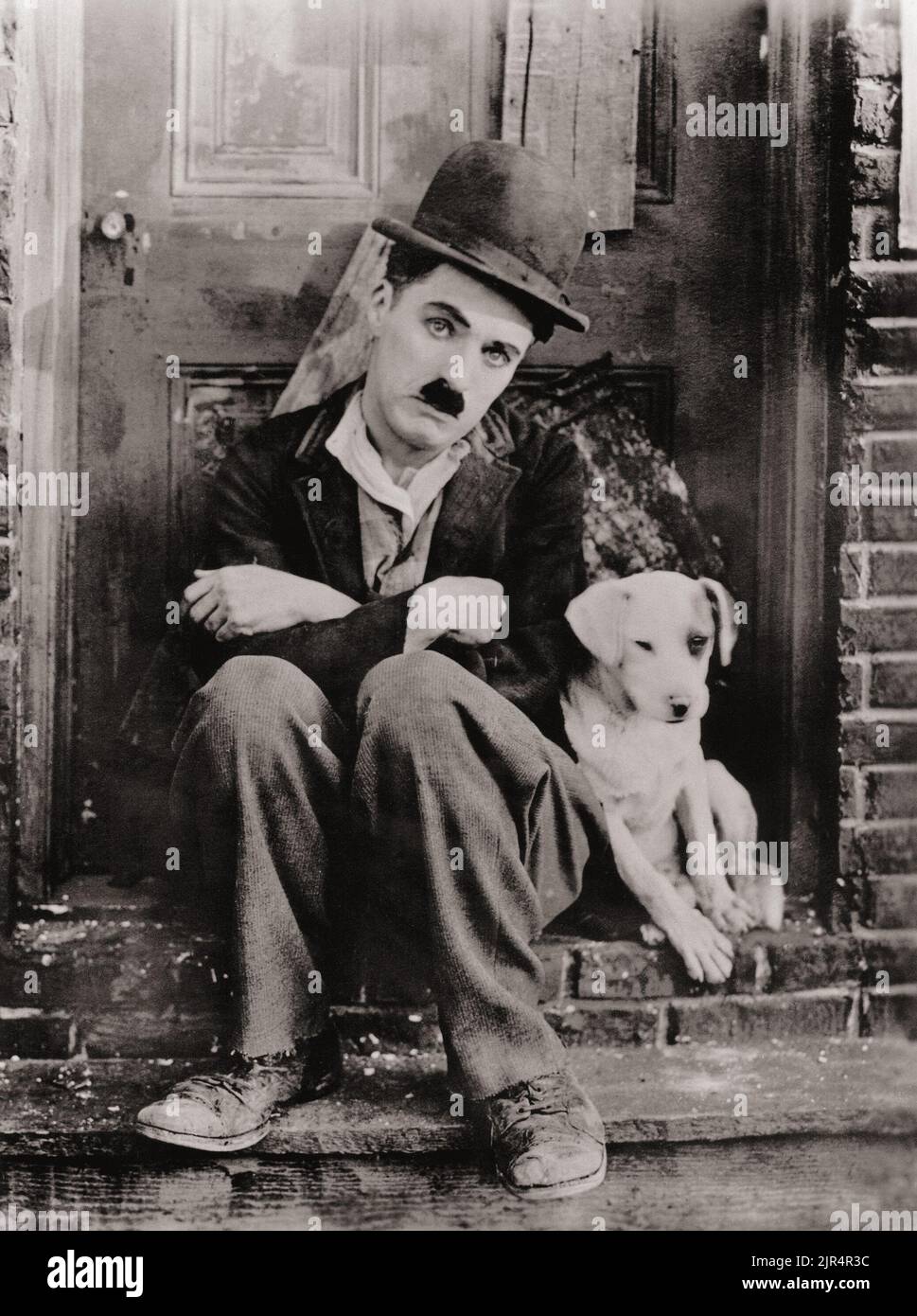 A Dog's Life è un breve film muto comico americano del 1918 scritto, prodotto e diretto da Charlie Chaplin. Questo è stato il primo film di Chaplin per First National Films. Foto Stock