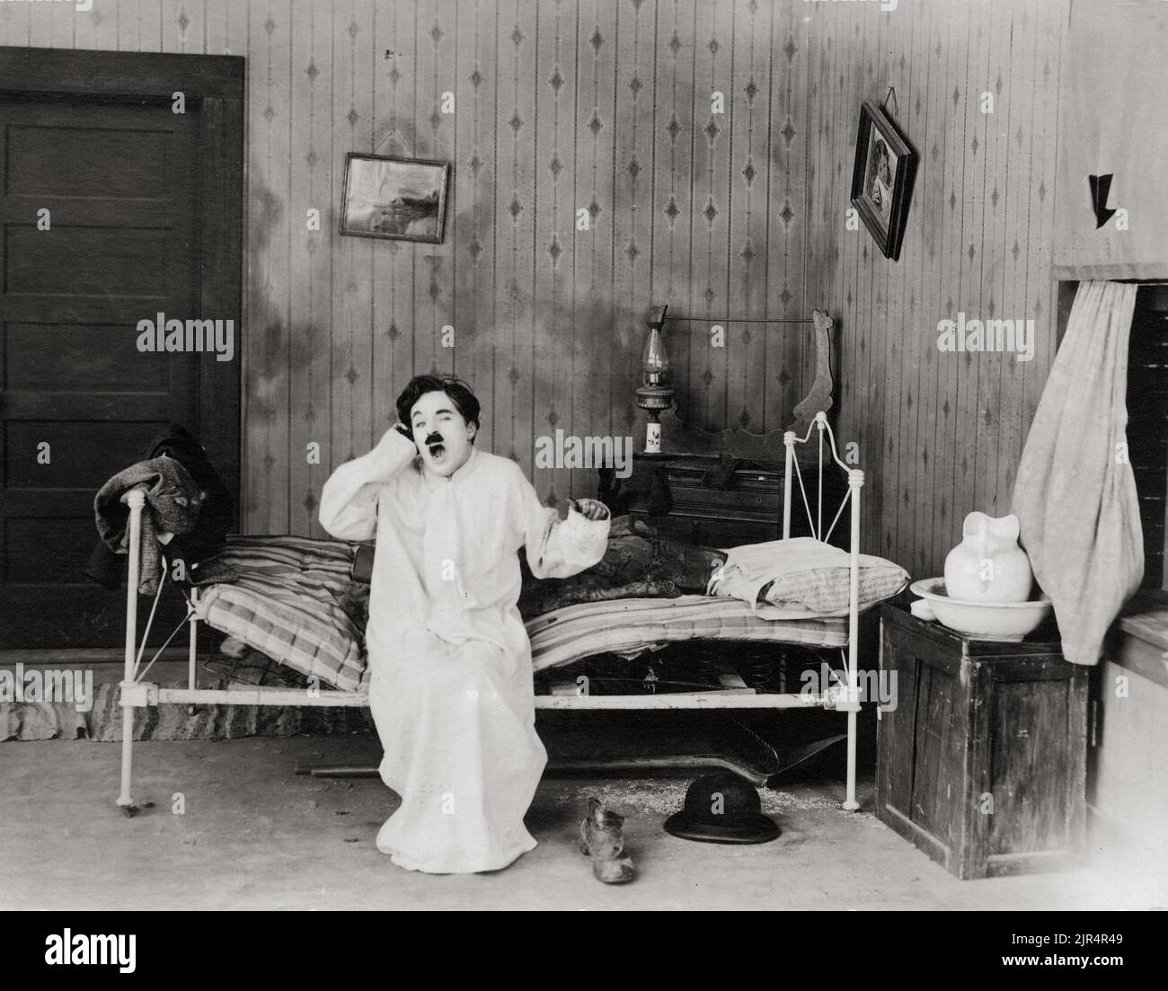 L'attore del film silenzioso Charlie Chaplin in una scena cinematografica Foto Stock