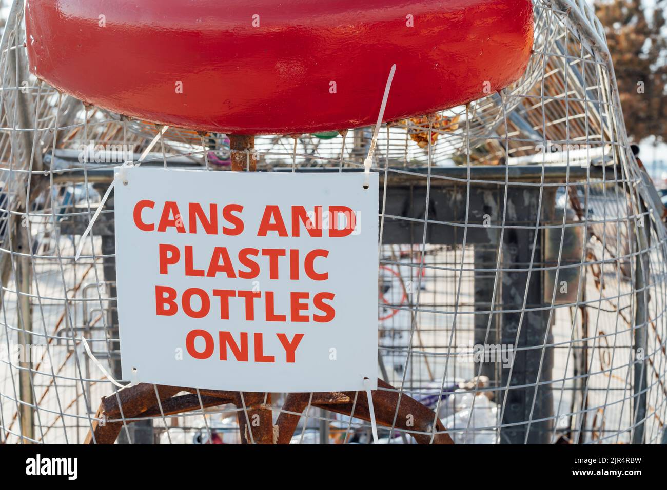 Concetto di riciclaggio dei rifiuti. Contenitore di filo pubblico solo per bottiglie di plastica e lattine all'aperto, smistamento rifiuti, zero rifiuti viventi, immagine ritagliata con sele Foto Stock