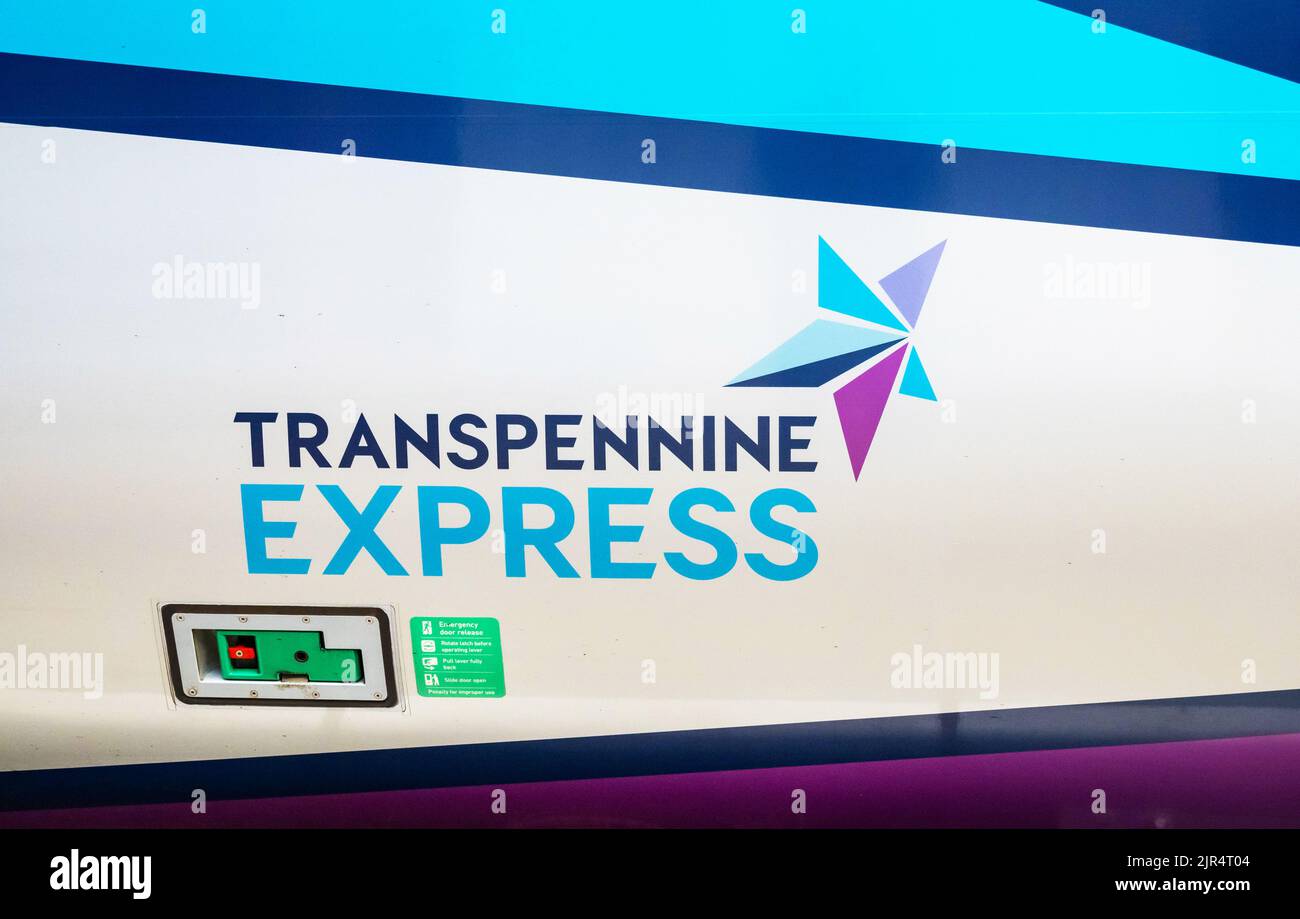 Logo TransPennine Express su un treno a Lime Street Station, Liverpool Foto Stock