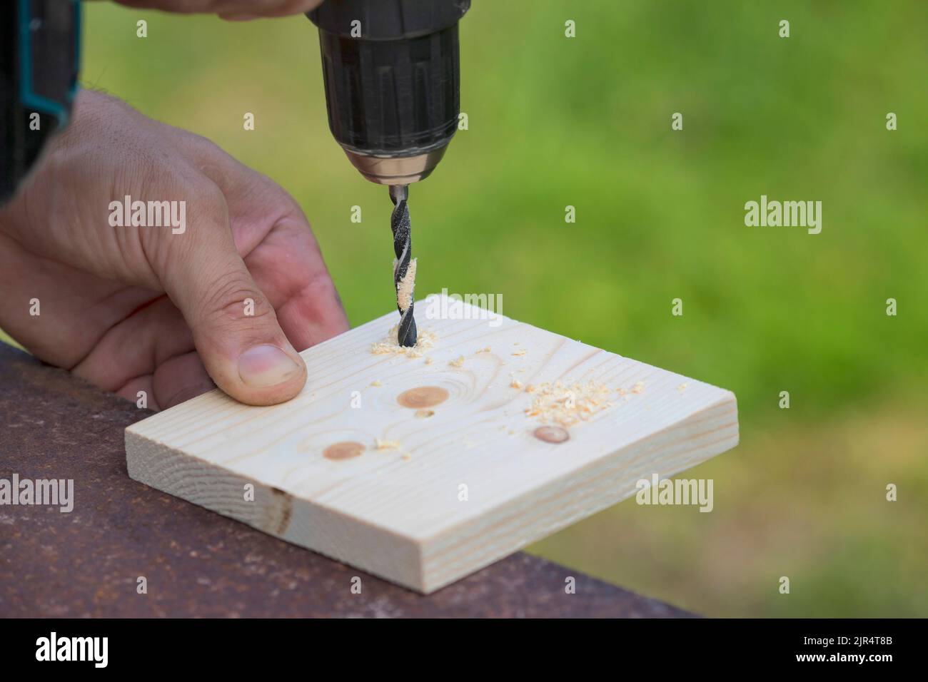 serie nest box, passo 3/13: praticare i fori di ventilazione nella piastra di base con la punta Foto Stock