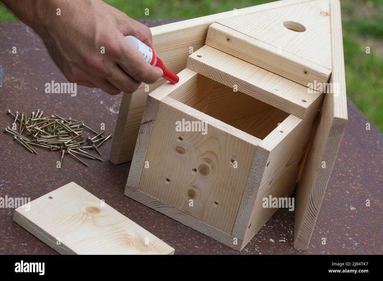 serie di scatole nest, passo 9/13: incollare le aste filettate nei fori delle parti laterali con colla super Foto Stock