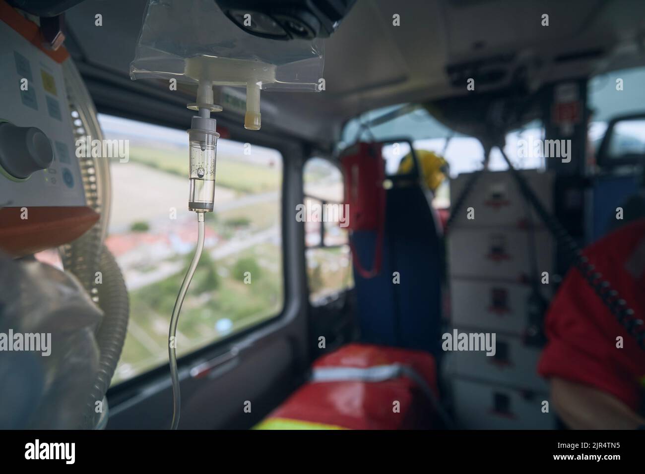 Focalizzazione selettiva sull'infusione a bordo di helicoter del servizio medico di emergenza. Temi di salvataggio, urgenza e assistenza sanitaria. Foto Stock