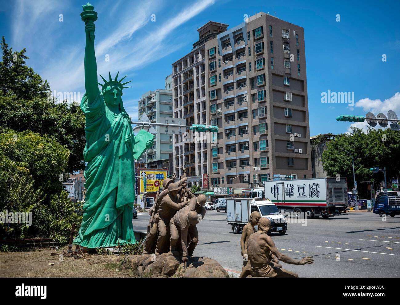Taipei. 22nd ago, 2022. Replica della Statua della libertà a Taipei, Taiwan il 22/08/2022 i politici statunitensi annunciano ulteriori visite a Taiwan. Una visita di alto profilo di Nancy Patricia Pelosi, portavoce della Camera dei rappresentanti degli Stati Uniti, ha attirato l'ira della Cina, e un esercizio militare durante il quale l'Esercito popolare di liberazione ha sparato missili che volavano sull'isola e dormivano vicino al Giappone. Di Wiktor Dabkowski Credit: dpa/Alamy Live News Foto Stock