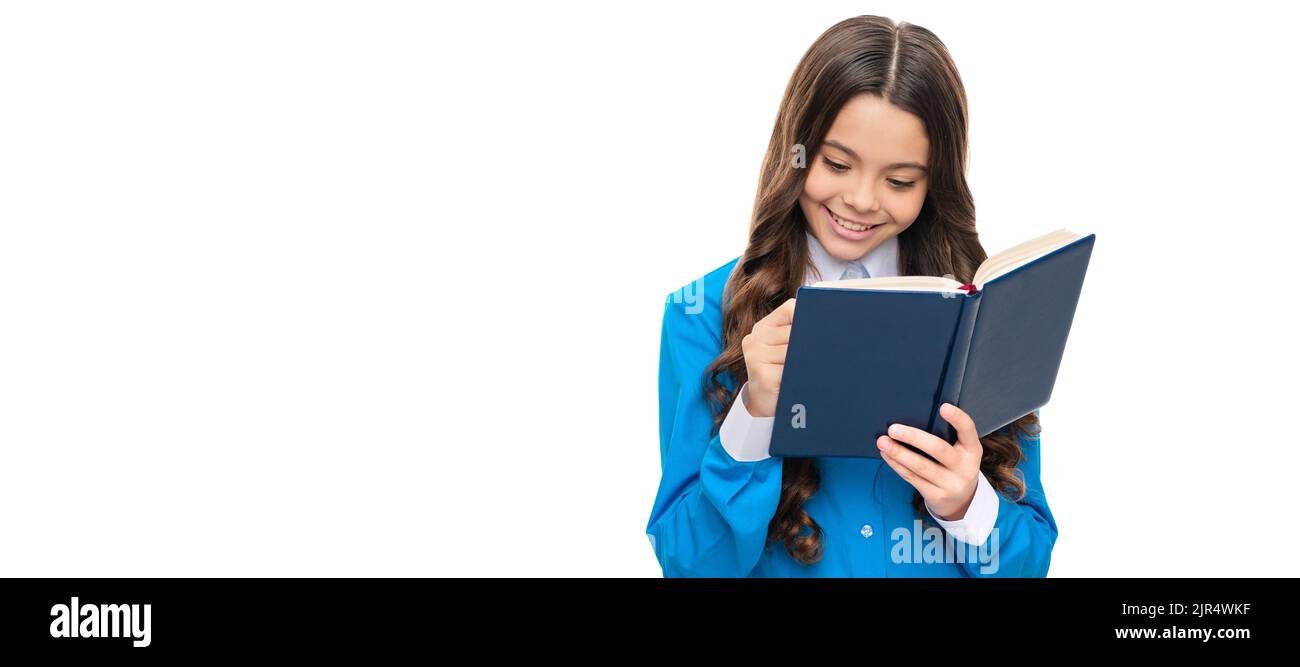 Imparare per conoscenza. Il bambino felice fa i compiti per iscritto. Esercitazione scritta. Orizzontale poster isolato di scuola ragazza studente. Intestazione banner Foto Stock