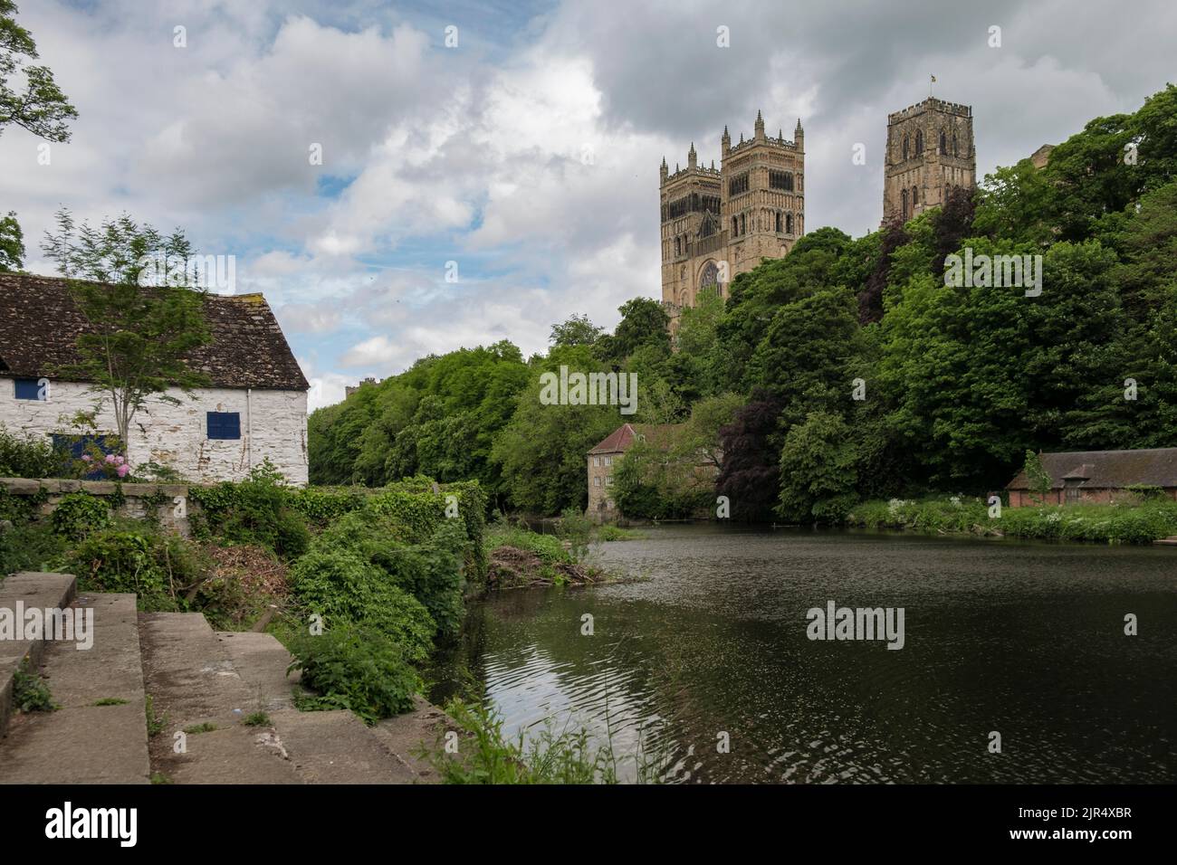 Durham Cathedral e River Wear da Riverside Walk in un giorno d'estate Foto Stock