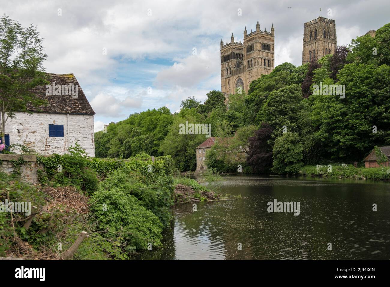 Durham Cathedral and River Wear con boathouse il giorno d'estate Foto Stock