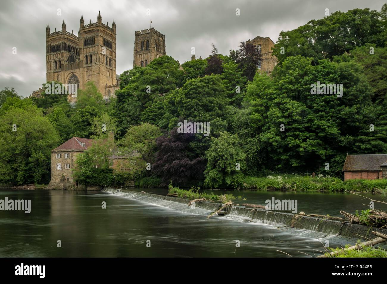 Cattedrale di Durham e Weir il giorno d'estate. Lunga foto di expsoure Foto Stock