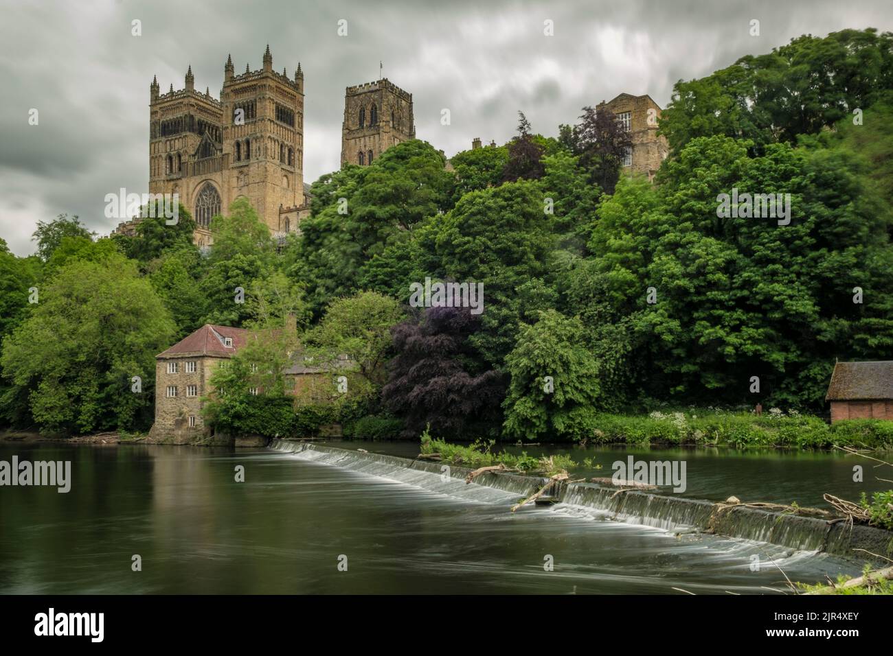 Durham Cattedrale e Weir il giorno d'estate girato con lunga esposizione Foto Stock