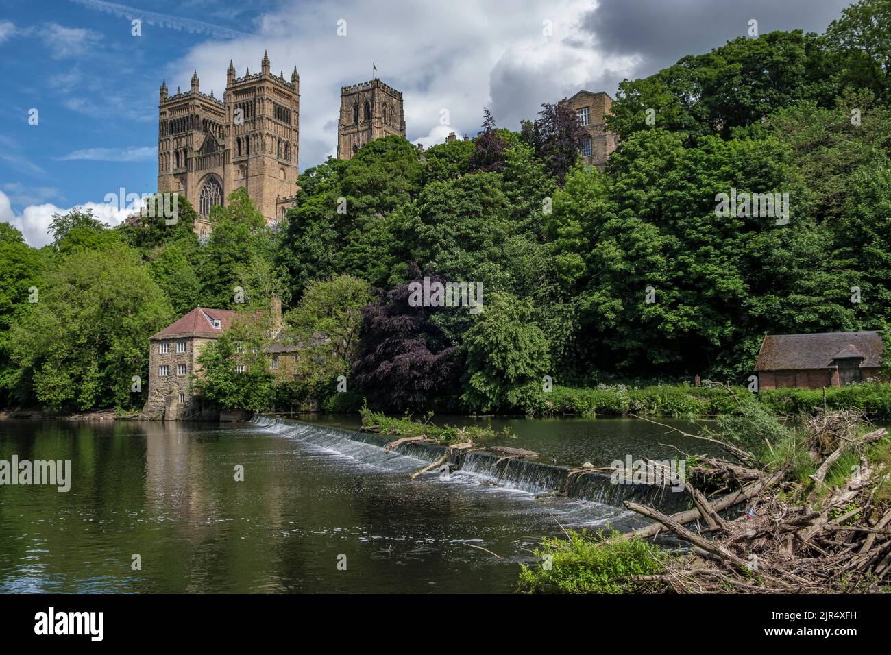 Durham Cattedrale e Weir il giorno d'estate con nuvole bianche e soffici Foto Stock