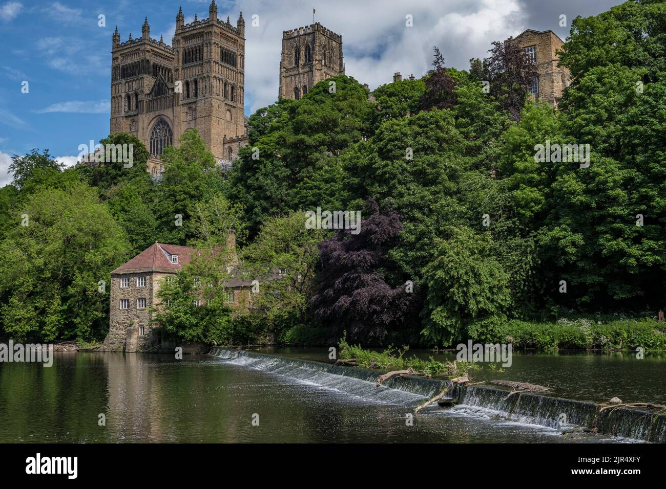 Durham Cattedrale e Weir il giorno d'estate con nuvole bianche e soffici Foto Stock
