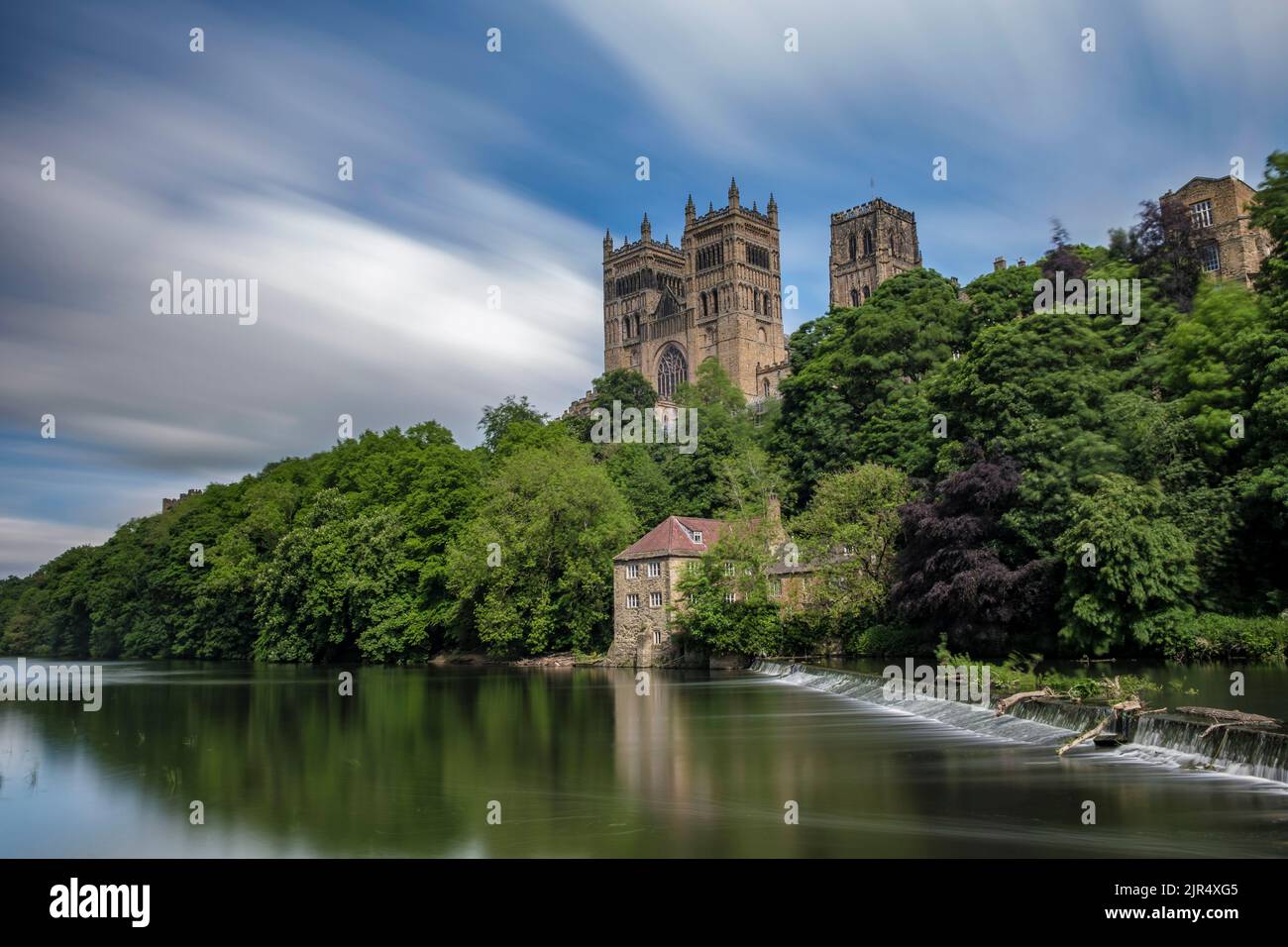 Durham Cathedral e Weir in estate girato con esposizione lunga e movimento nuvoloso Foto Stock