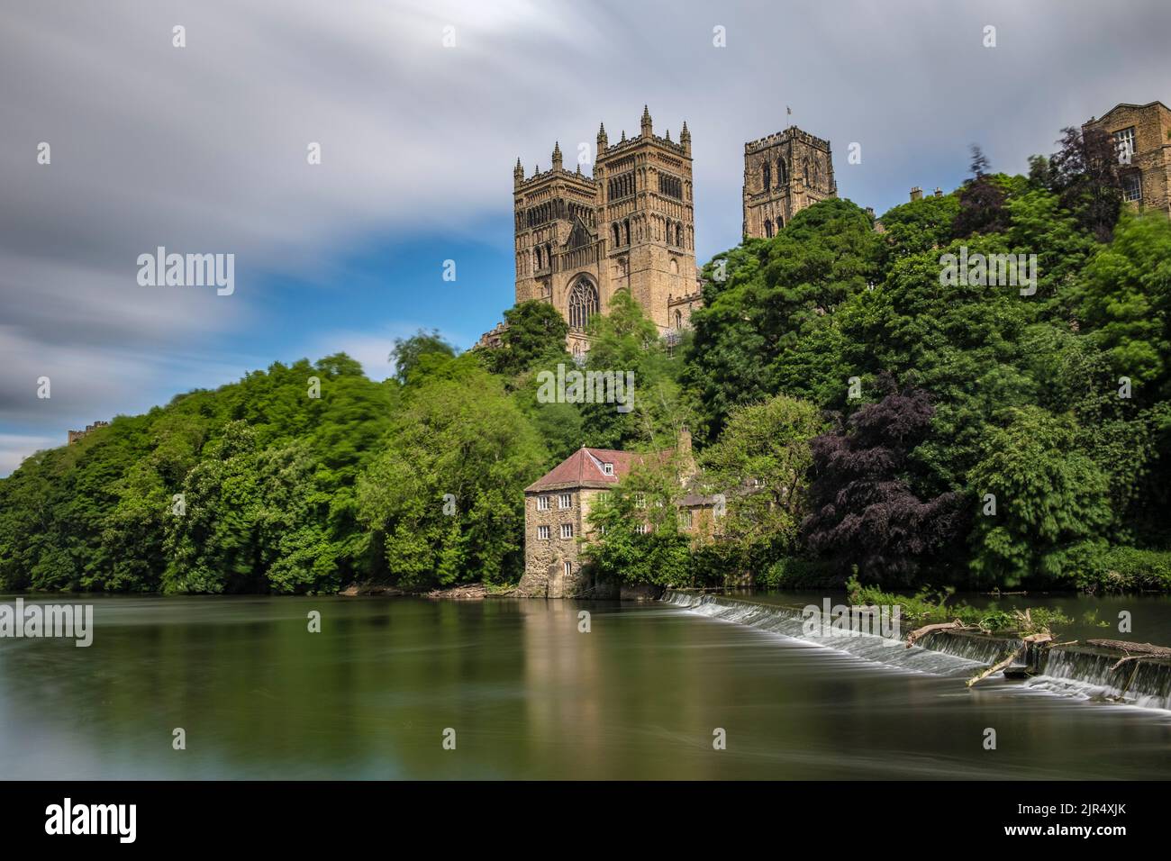 Durham Cathedral e Weir in estate girato con esposizione lunga e movimento nuvoloso Foto Stock