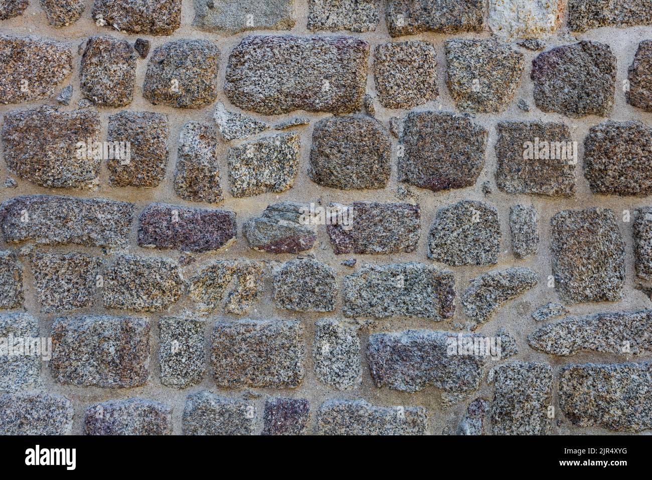 Struttura muraria difensiva romana con blocchi poligonali irregolari costruiti in tempi antichi. Sfondo con spazio di copia Foto Stock