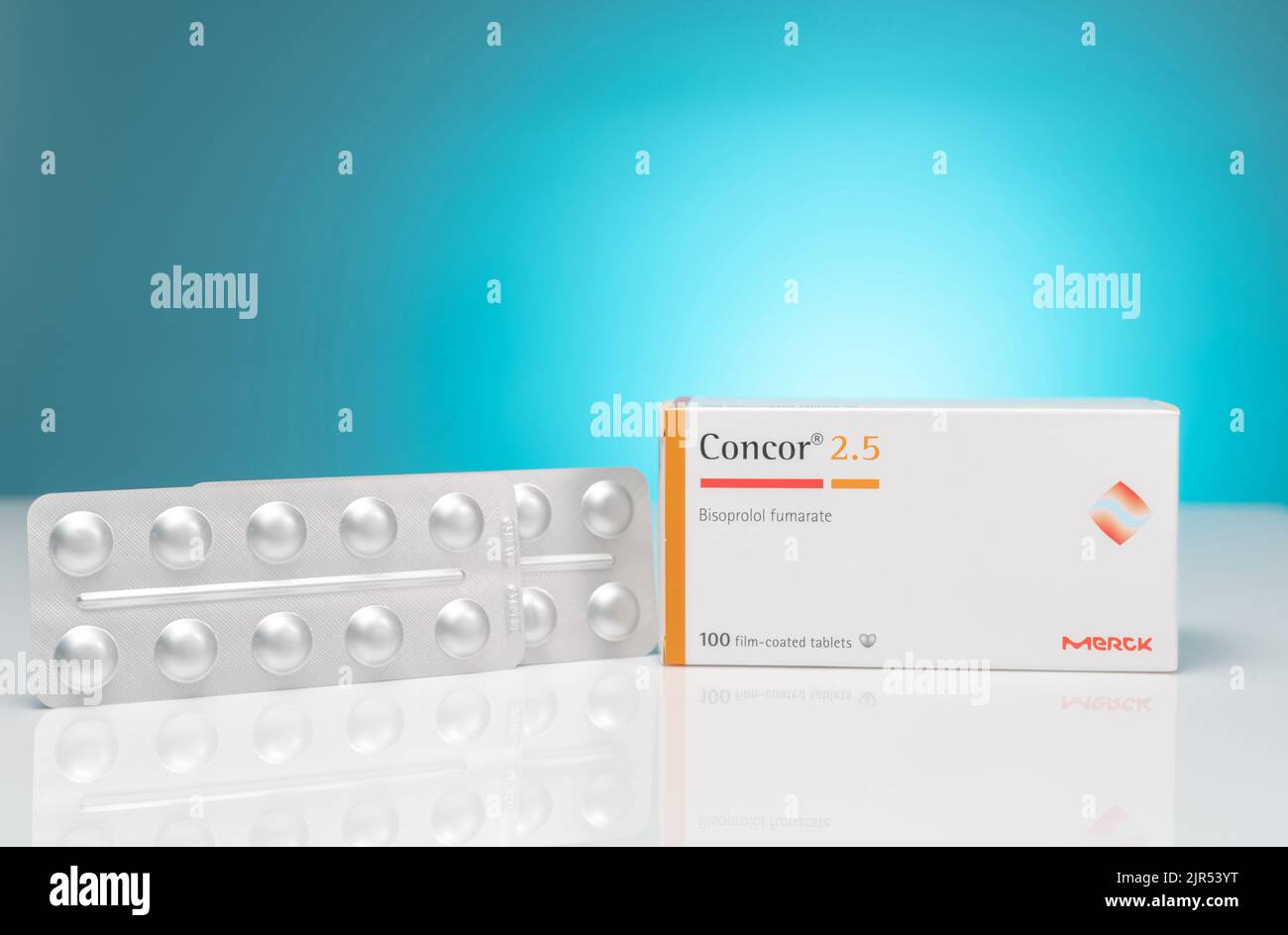 CHONBURI, TAILANDIA-19 AGOSTO 2022 : Concor 2,5 prodotto di Merck in scatole di carta su fondo blu gradiente. Bisoprololo compresse rivestite con film. Foto Stock