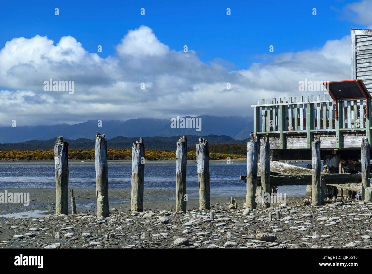 Il vecchio edificio del molo presso la Laguna di Okarito sulla Costa Occidentale dell'Isola Sud della Nuova Zelanda. Sullo sfondo sono le Alpi meridionali Foto Stock