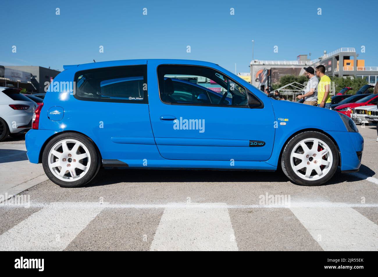 Una Renault Clio di seconda generazione fase 2 di colore blu parcheggiata in strada Foto Stock