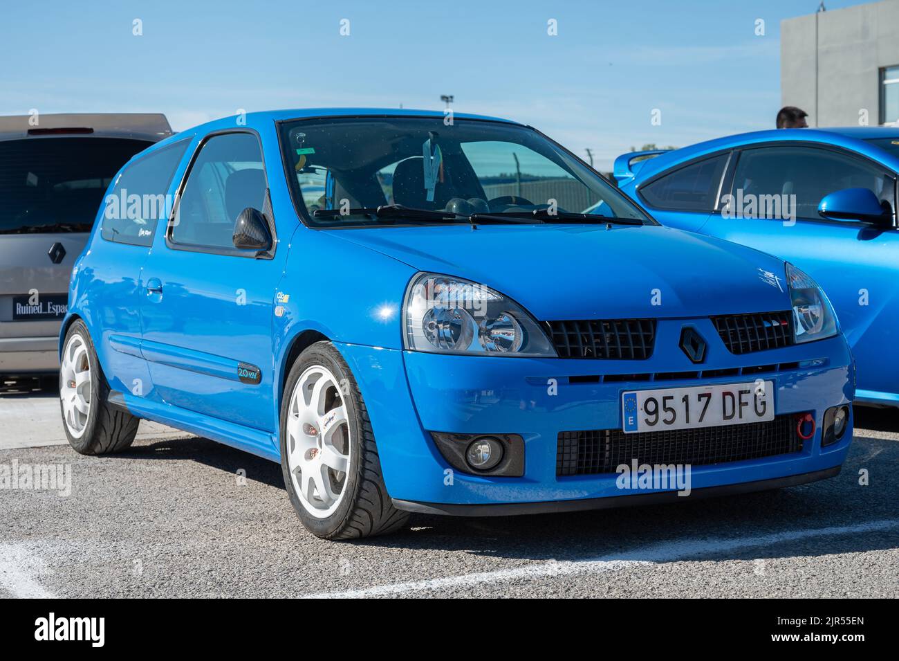 Una Renault Clio di seconda generazione fase 2 di colore blu parcheggiata in strada Foto Stock
