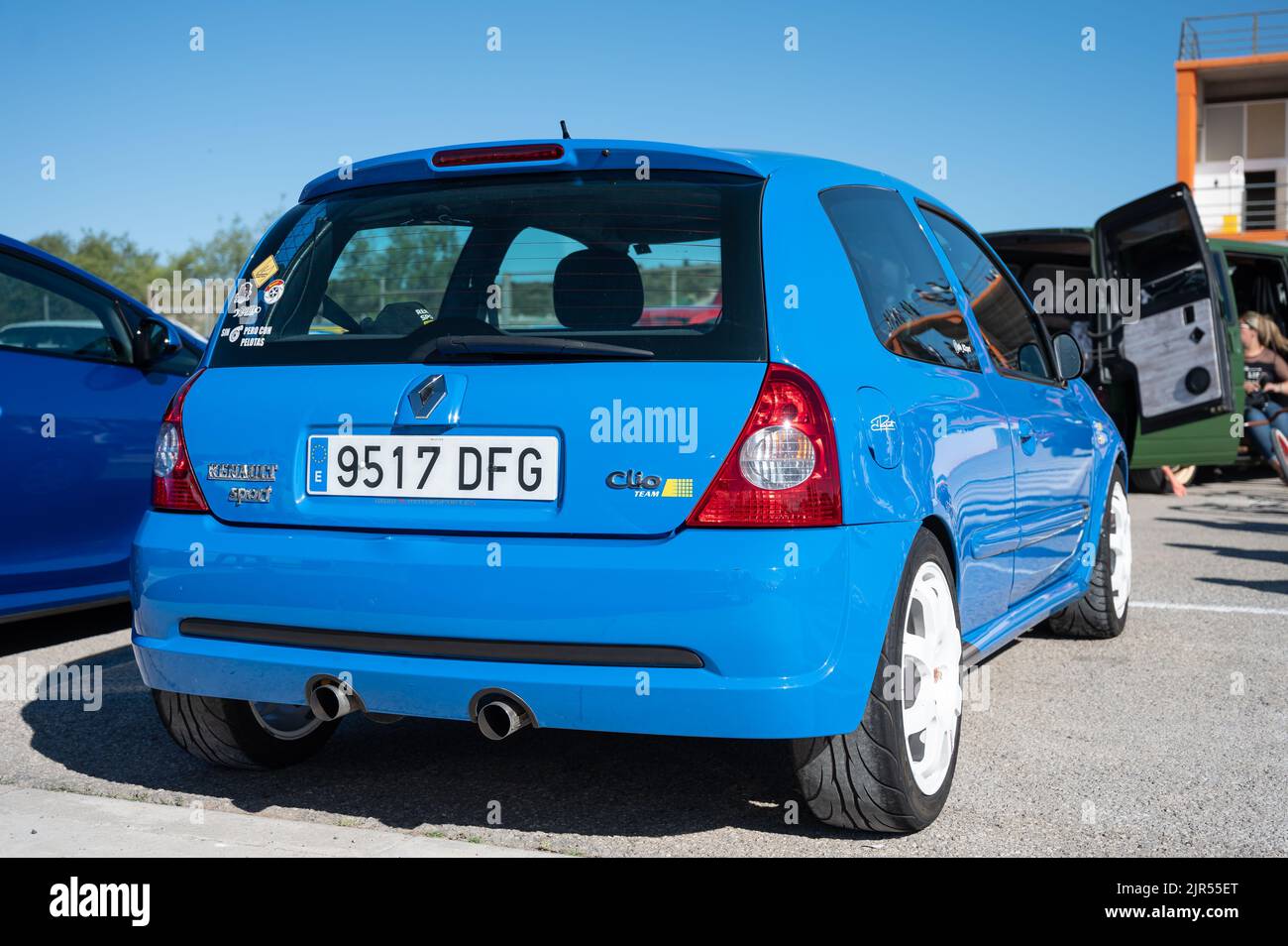 Una Renault Clio di seconda generazione fase 2 di colore blu parcheggiata in strada Foto Stock