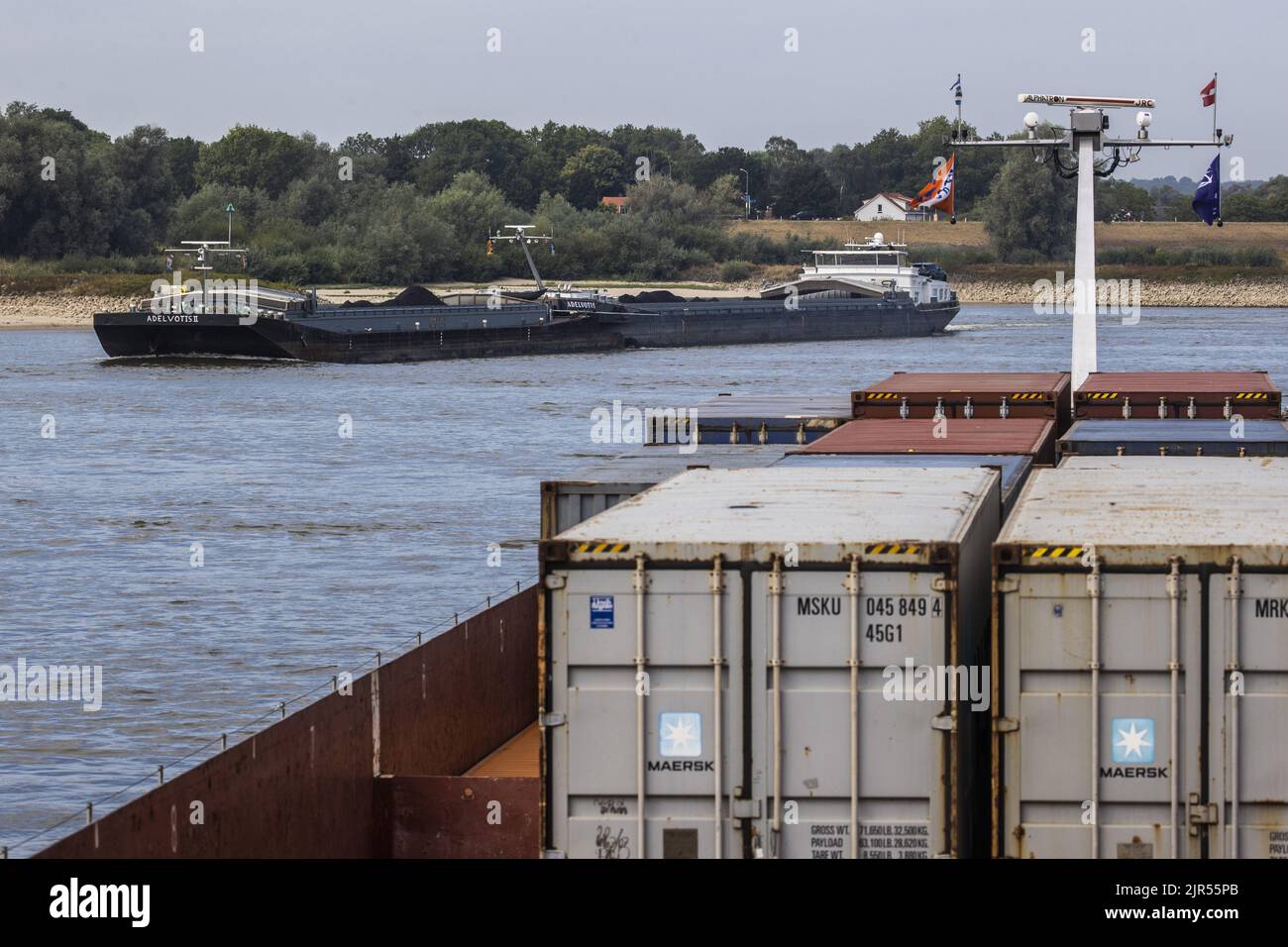 2022-08-22 10:36:47:19 LOBITH - spedizione sulla sua strada per la Germania visto da una nave interna caricata con contenitori sul fiume Reno vicino al Lobith. A causa del basso livello delle acque nel Reno, le navi interne possono trasportare meno carico. ANP VINCENT JANNINK olanda fuori - belgio fuori Foto Stock