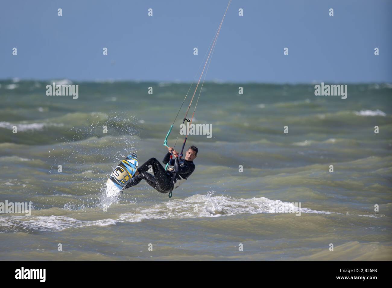 Kite surfeur dans la houle sur la plage d'Onival, mer formée et vent en baie de Somme. Foto Stock