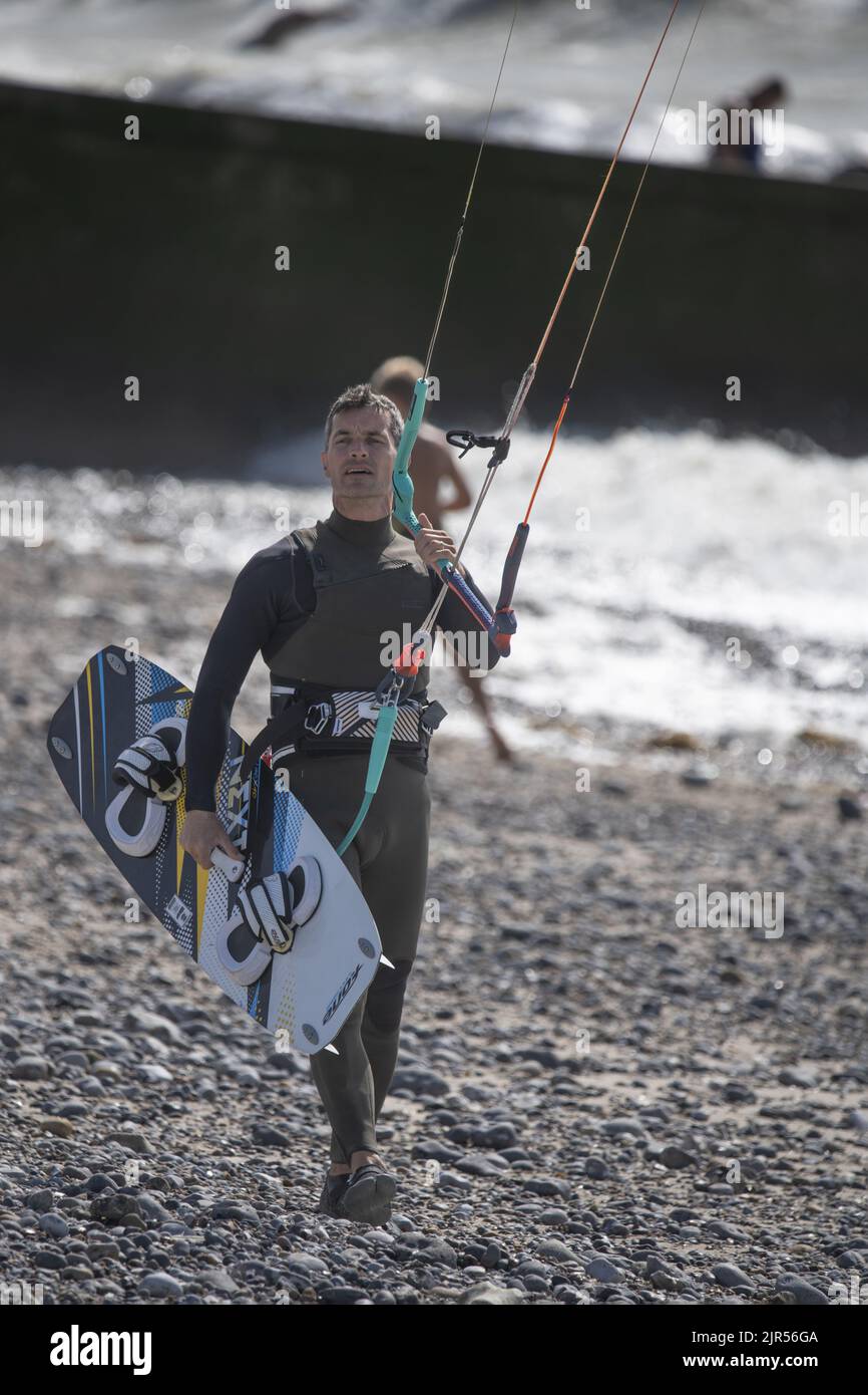 Kite surfeur dans la houle sur la plage d'Onival, mer formée et vent en baie de Somme. Foto Stock