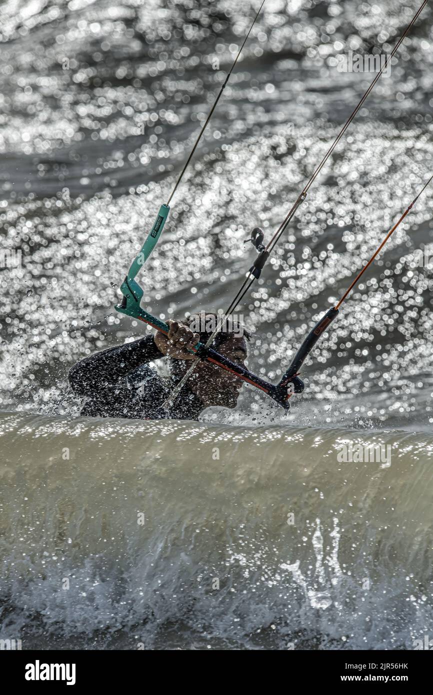 Kite surfeur dans la houle sur la plage d'Onival, mer formée et vent en baie de Somme. Foto Stock