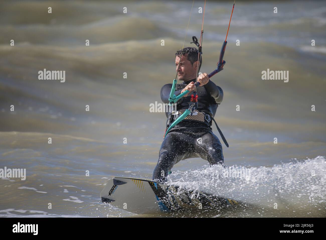 Kite surfeur dans la houle sur la plage d'Onival, mer formée et vent en baie de Somme. Foto Stock