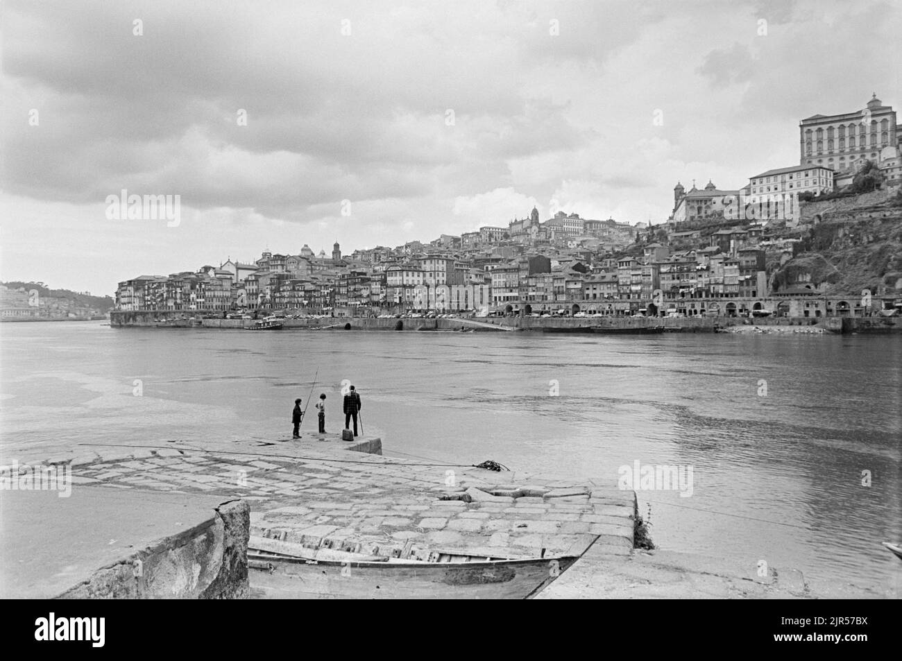 PORTOGALLO - PORTO - 1970. Guardando attraverso il fiume Douro verso il quartiere Ribeira di Porto, Portogallo settentrionale. Foto del copyright: Di Peter EA Foto Stock